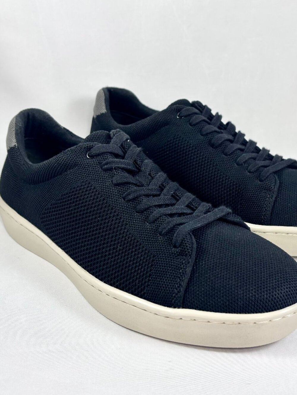 Vince Fulton men's low-top sneakers in size 9.5